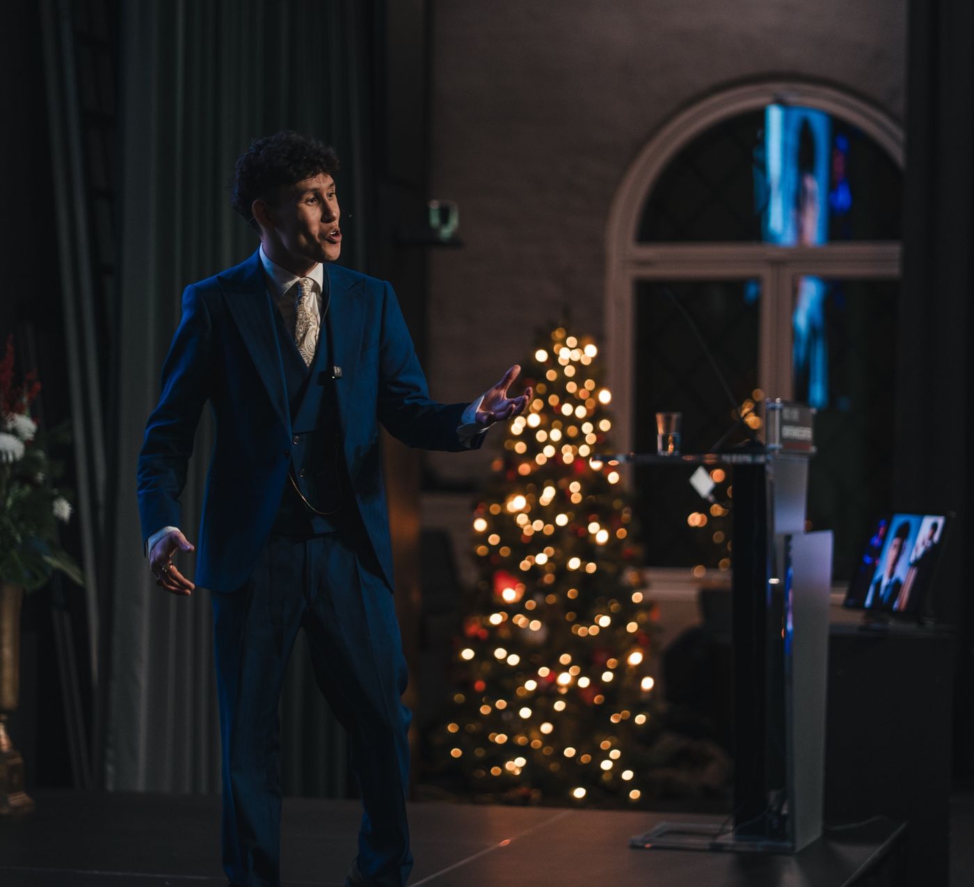 Elias Omberg på scenen under Klar Tale